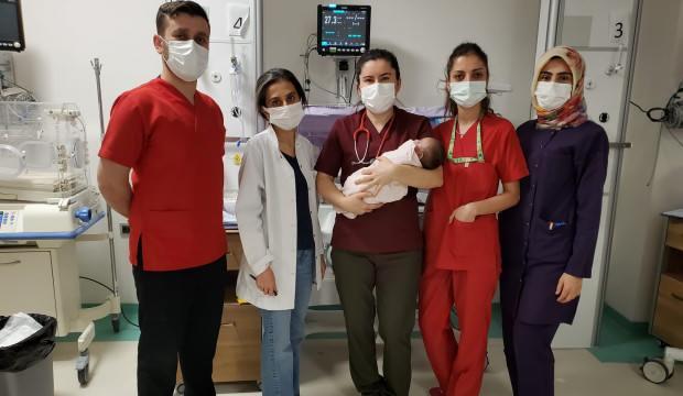 30 günlük koronavirüs hastası bebek yaşam mücadelesini kazandı