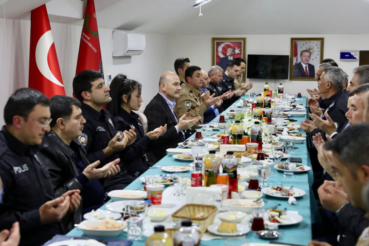 İçişleri Bakanı Soylu, Ankara’da emniyet mensuplarıyla ilk sahurunu yaptı