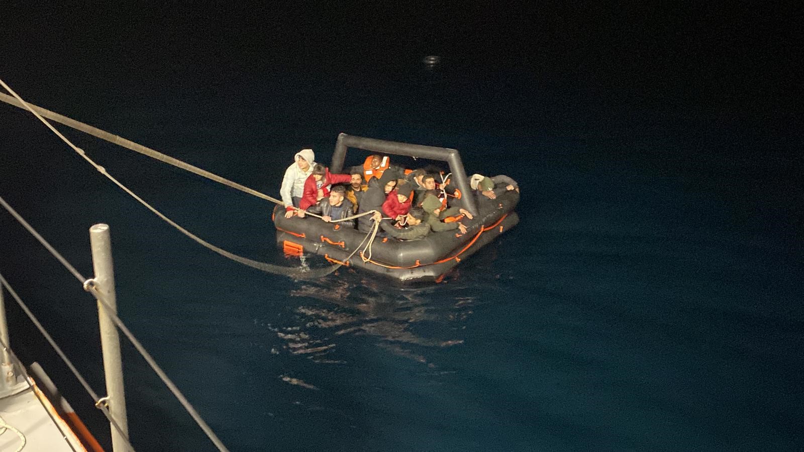 Ayvalık açıklarında 64 düzensiz göçmen kurtarıldı