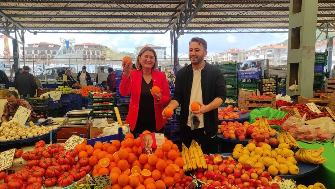 Fatma Salı Karabacakoğlu Ayvalık’ta çarşı ve pazarcı esnafını ziyaret etti
