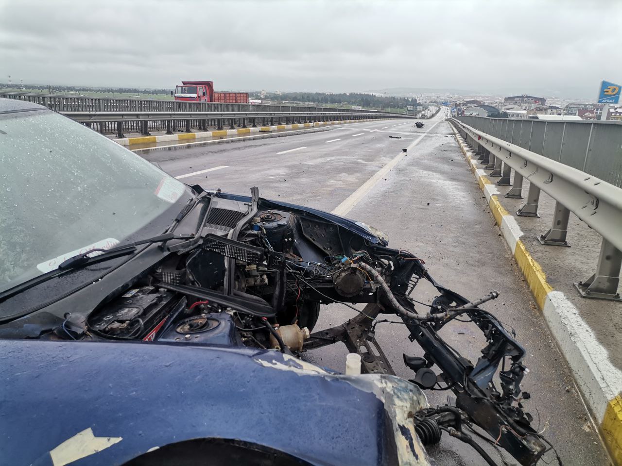Bandırma’da trafik kazasında aracın motoru 25 metre uçtu