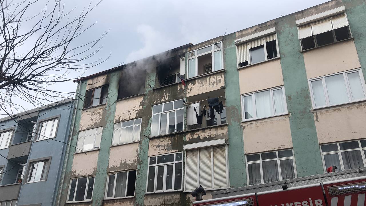 Bandırma’da yangında dumandan etkilenen 2 kişi hastaneye kaldırıldı