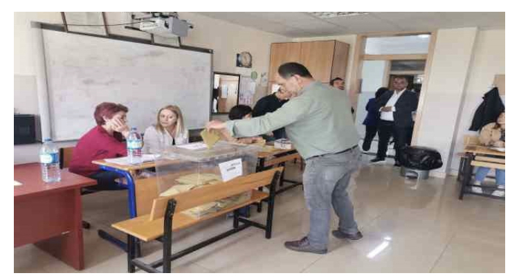 Bandırma’da oy kullanımı başladı