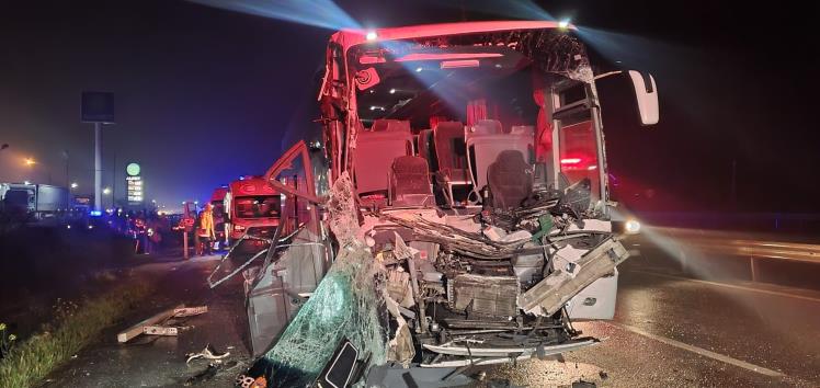 Susurluk’ta otobüs tıra arkadan çarptı: 33 kişi yaralandı