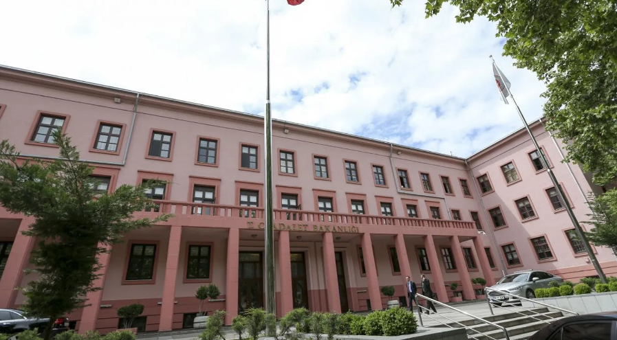 Adalet Bakanlığı: FETÖ elebaşının 27 suçtan iadesi istenmiştir