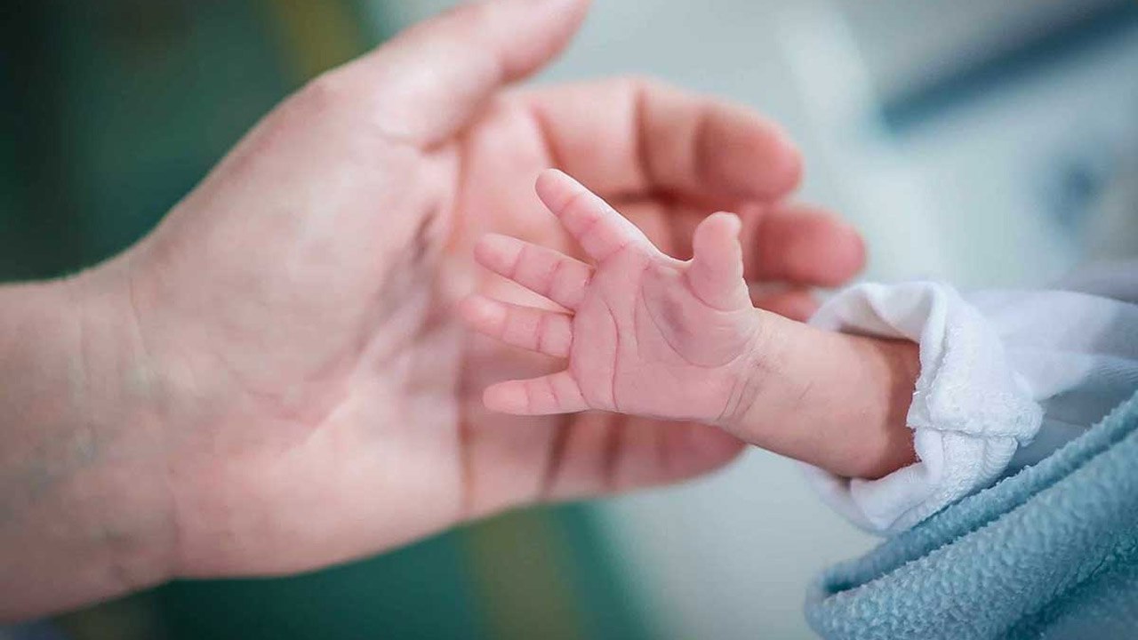 3 kollu doğan bebek herkesi şaşkınlığa uğrattı! Görmek için hastaneye akın ettiler