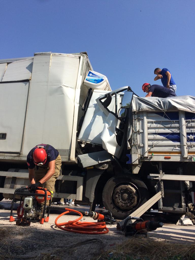 Bandırma’da trafik kazasında hurdaya dönen kamyondan sağ olarak çıkarıldı