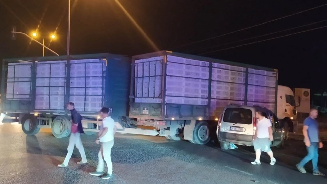 Bandırma’da kırmızı ışıkta geçen hafif ticari aracın tırla çarpışması sonucu 9 kişi yaralandı