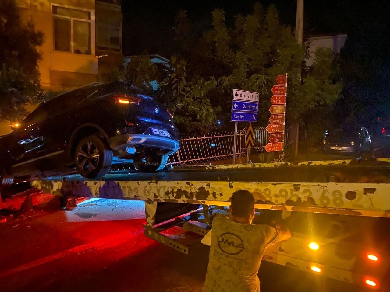 Erdek’te otomobil sitenin duvarını yıkarak asılı kaldı
