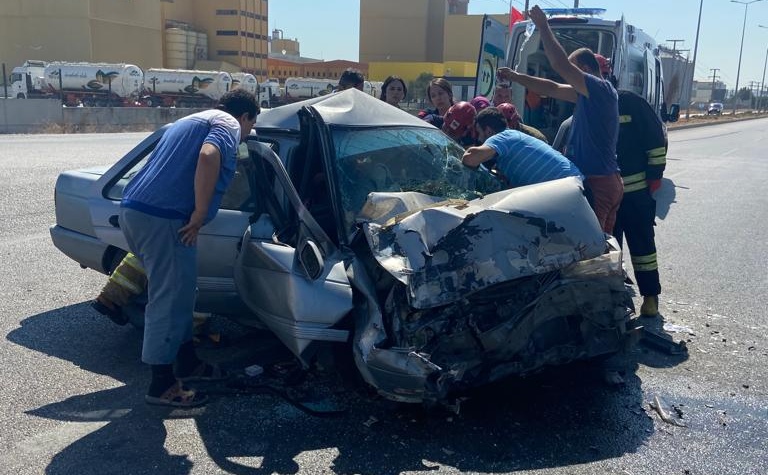 Bandırma’da trafik kazasında araç içerisinde sıkışan sürücü yaralandı