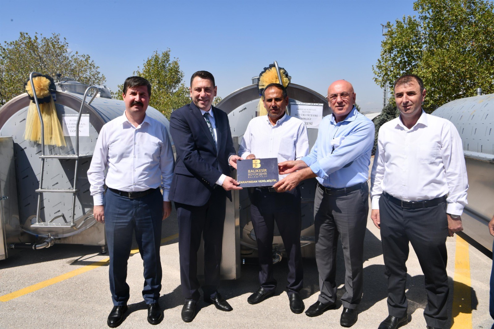 Balıkesir Büyükşehir’den üreticilere süt soğutma tankı desteği