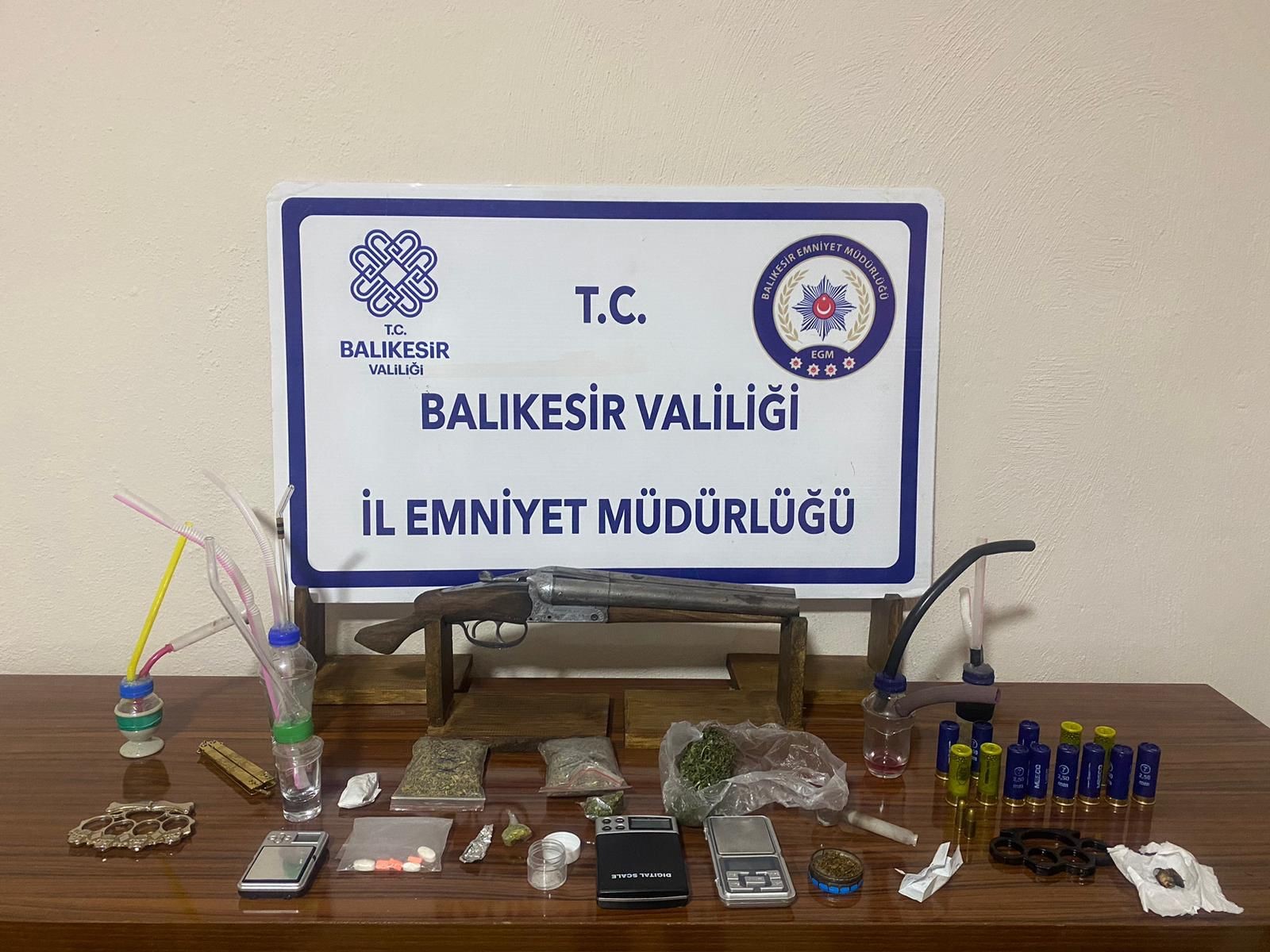 Balıkesir’de 11 aranan şahıs tutuklandı