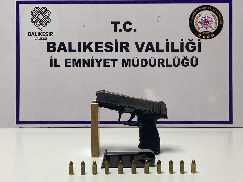 Balıkesir’de 28 aranan şahıstan 10’u tutuklandı