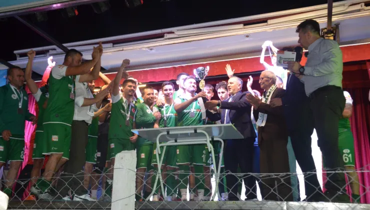 KUŞCENNETİ FUTBOL RESİTALİ MUHTEŞEM KUPA TÖRENİ İLE SONA ERDİ