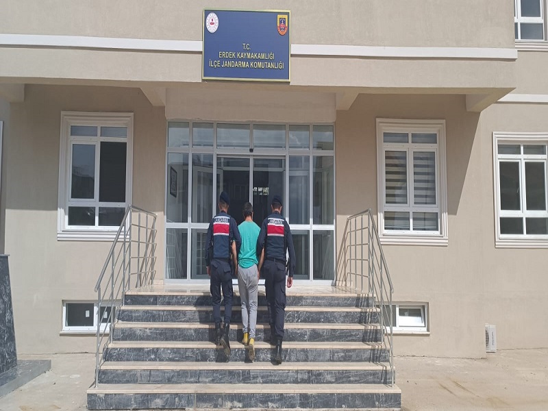 Bandırma ve Erdek’te haklarında hapis cezası bulunan 2 kişi yakaladı
