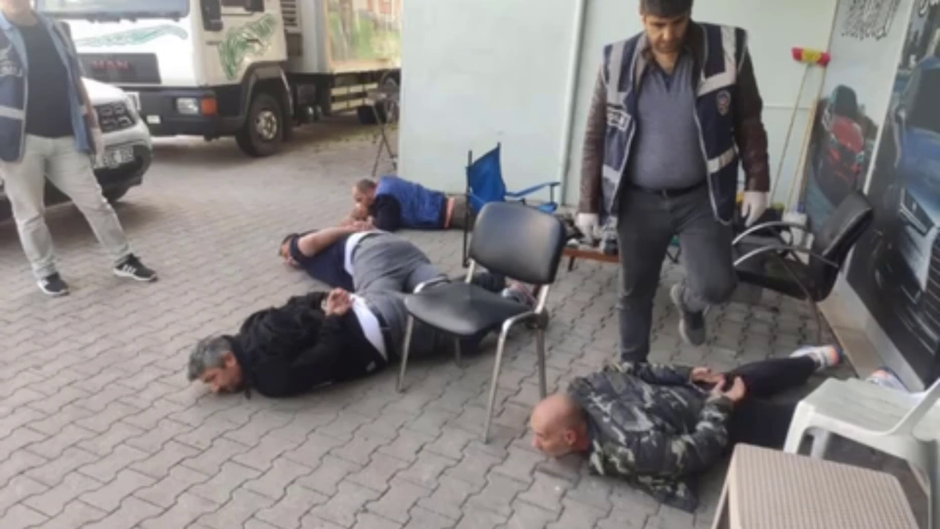 Gönen’de yapılan operasyonda 3 kişi yakalandı