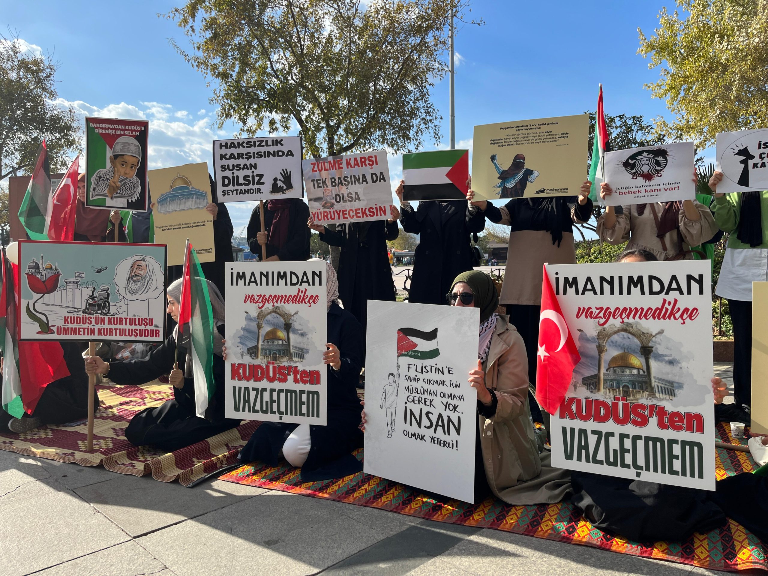 İHH BANDIRMA’DA GAZZE SALDIRILARINI PROTESTO ETTİ