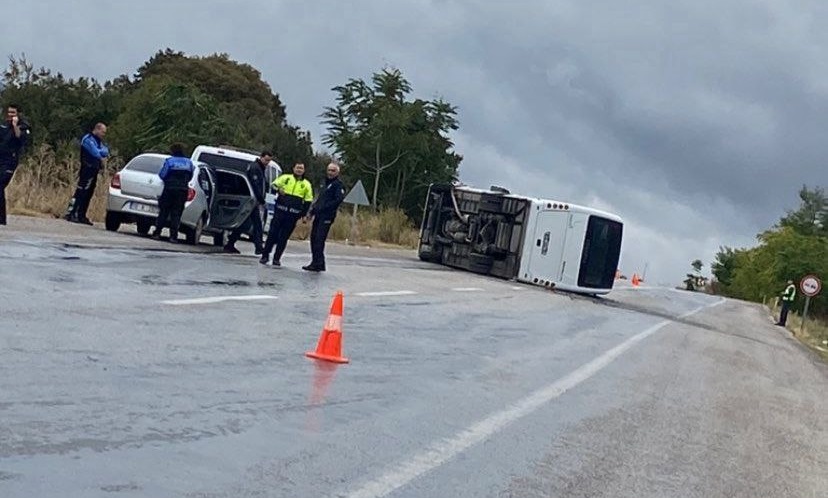 Gönen’de minibüs devrildi 10 kişi yaralandı