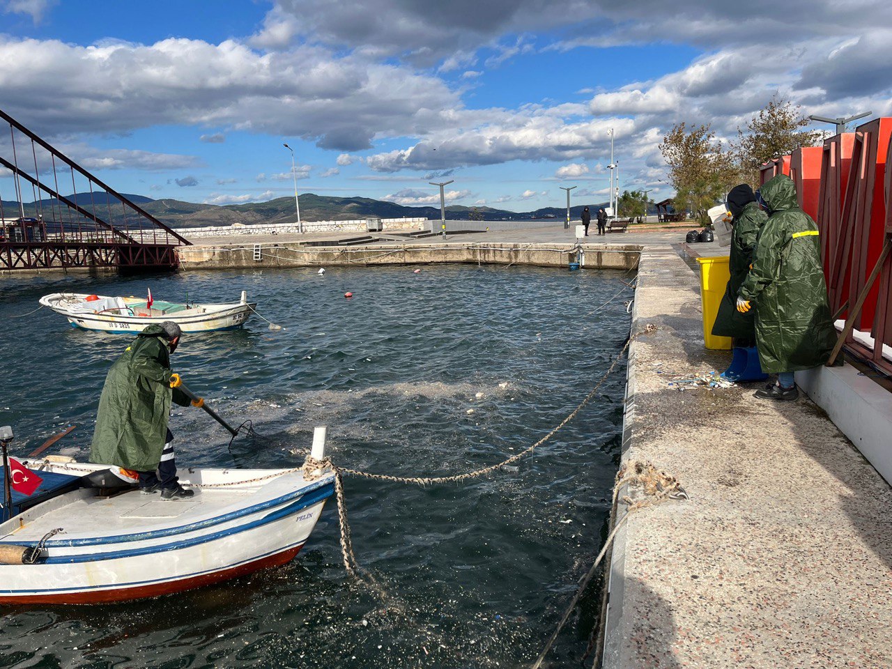 SAHİL YİNE ÇÖPLE DOLDU