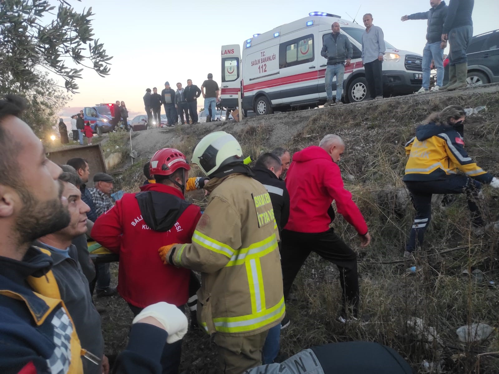 Balıkesir’de otomobil ile traktör çarpıştı: 1 ölü, 5 yaralı