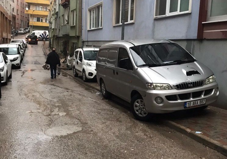 Bandırma’da kaldırımlar yaya yolu olmaktan çıktı