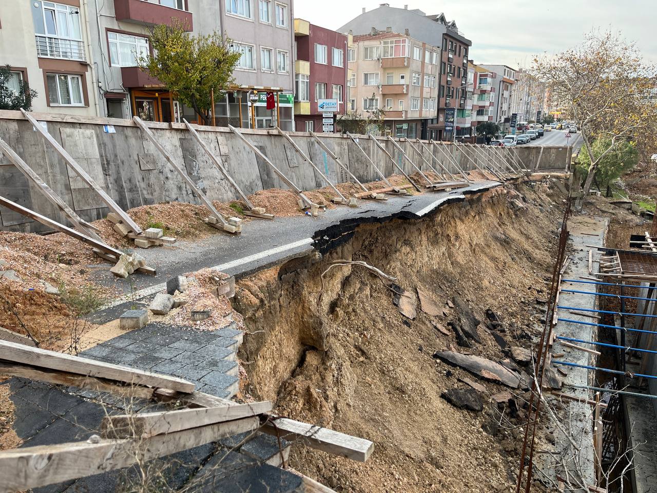 KEMAL ÖZAL CADDESİ TEHLİKE ALTINDA