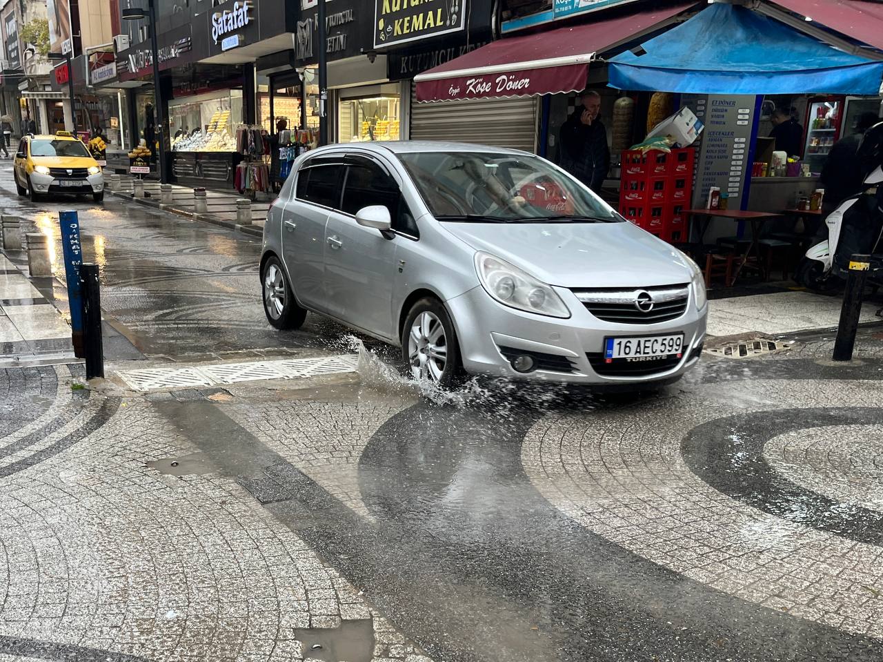 YAĞMUR SUYU MAZGALA DEĞİL ÇUKURA DOLUYOR