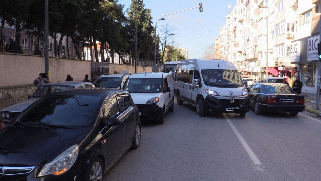 Bandırma’da okul çıkışı, trafik çilesi