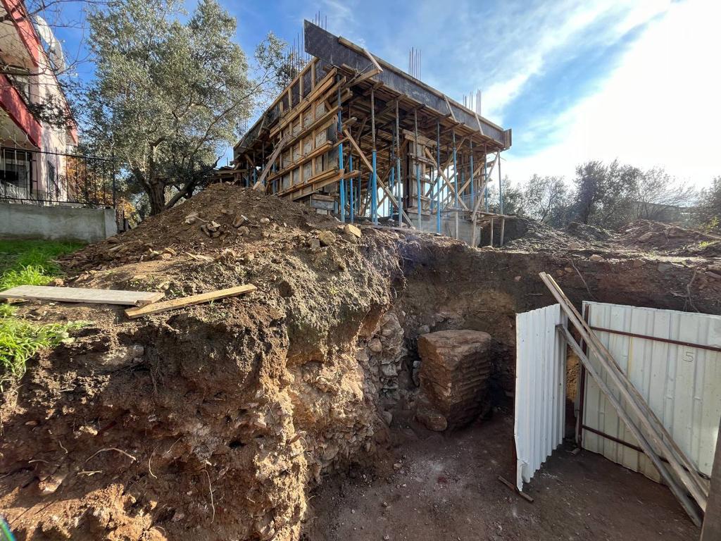 Erdek’teki bir temel kazısında arkeolojik kalıntı çıktı