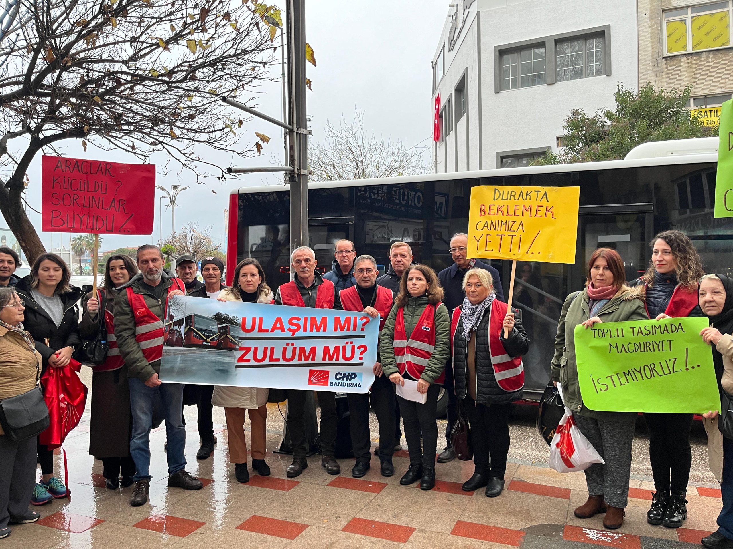 CHP BANDIRMA İLÇE ÖRGÜTÜ: BALIKESİR BÜYÜKŞEHİR BELEDİYESİ’NİN YENİ OTOBÜSLERİ HALKA ÇİLE ÇEKTİRİYOR!”