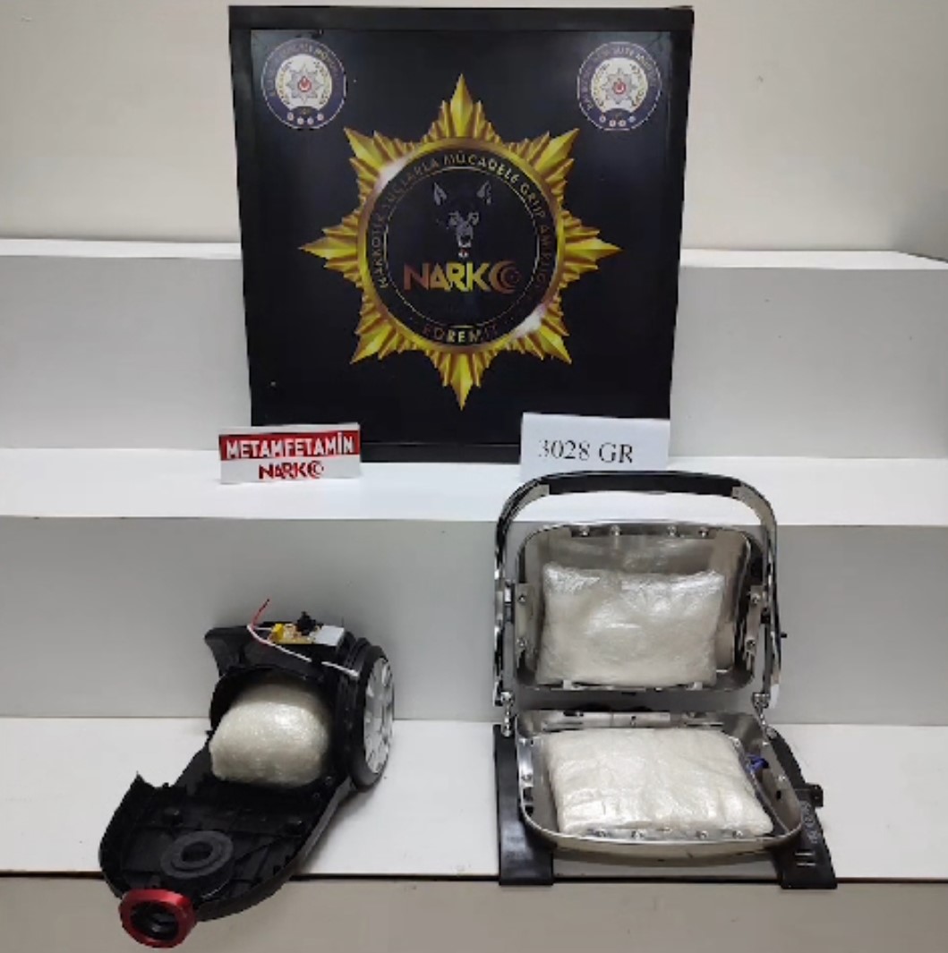 Tost makinesini ve süpürgeyi açan polis şok oldu