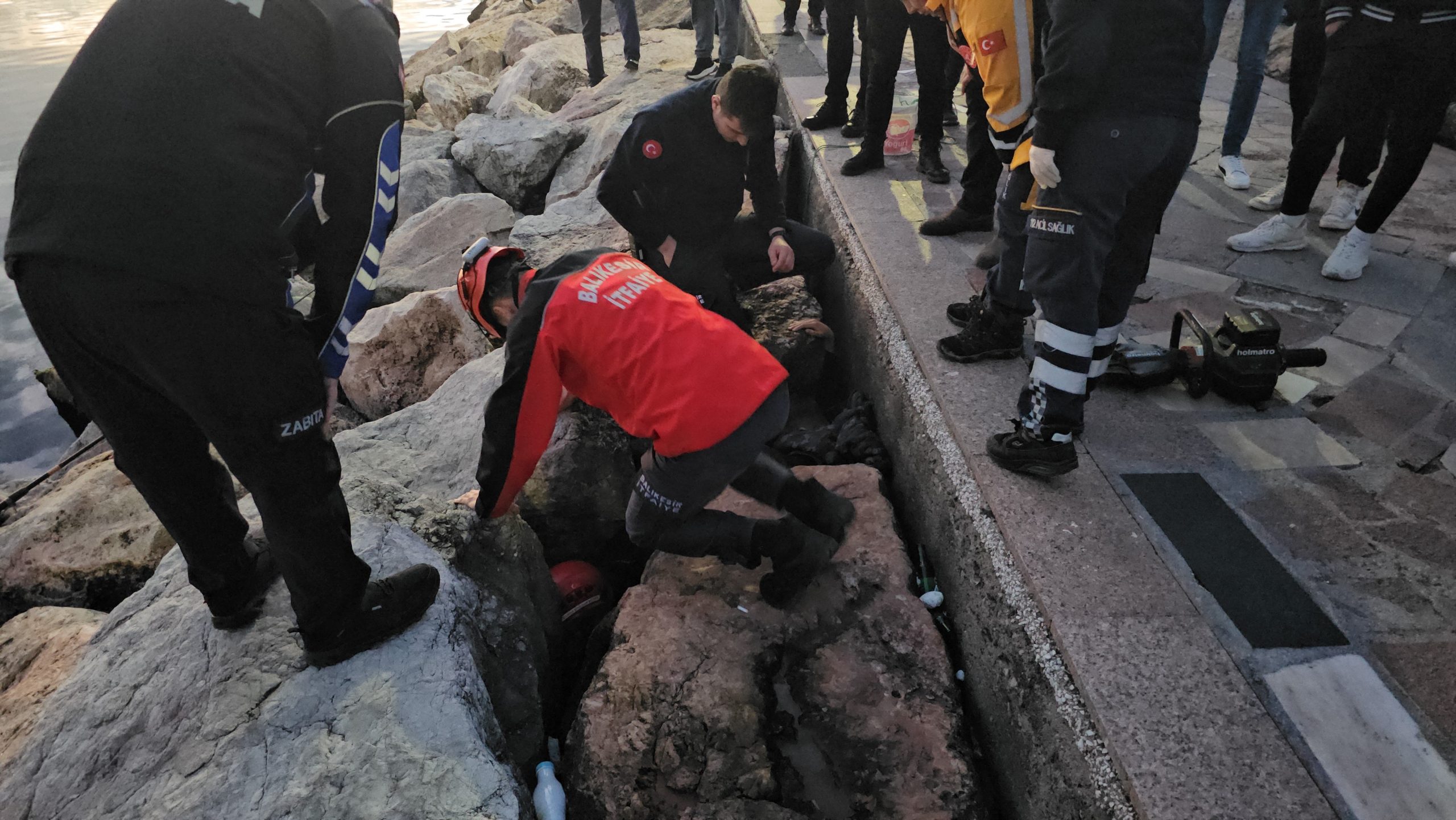 Bandırma’da kayalıklara sıkışan çocuğu itfaiye ekibi kurtardı