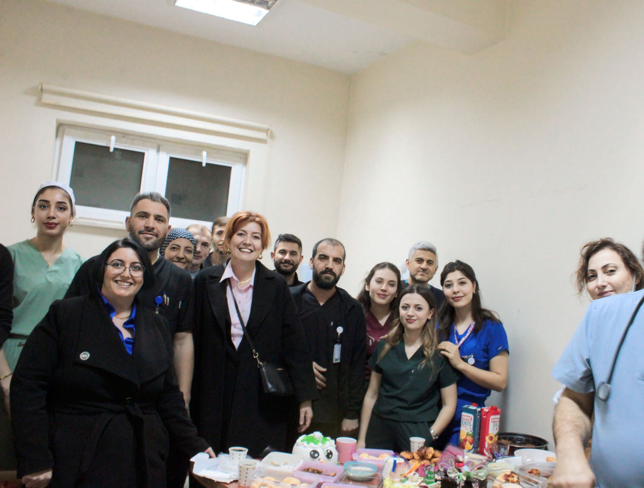 A. ADAYI OYA YÜCEL YENİ YILI BANDIRMALILARLA BİR ARADA KUTLADI