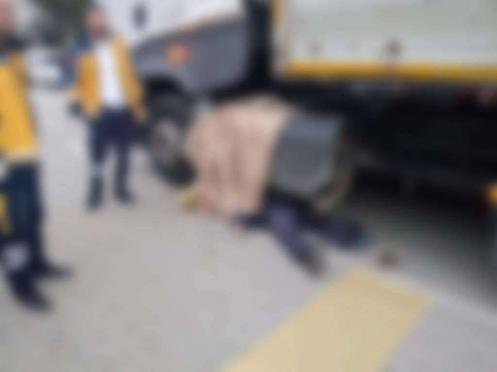 Bandırma’da karşıdan karşıya geçerken tırın altında kalan yaşlı adam hayatını kaybetti