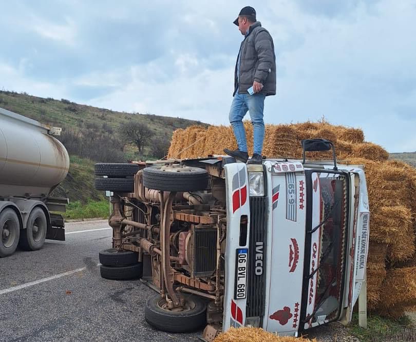 Gönen’de seyir halinde ki saman balyası yüklü kamyon devrildi, cep telefonu ile görüntülendi