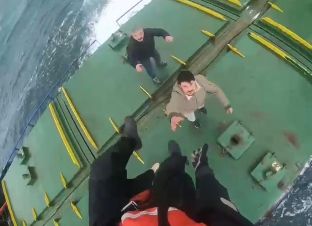 SÜRÜKLENEN GEMİNİN MÜRETTEBATI HELİKOPTERLE KURTARILDI