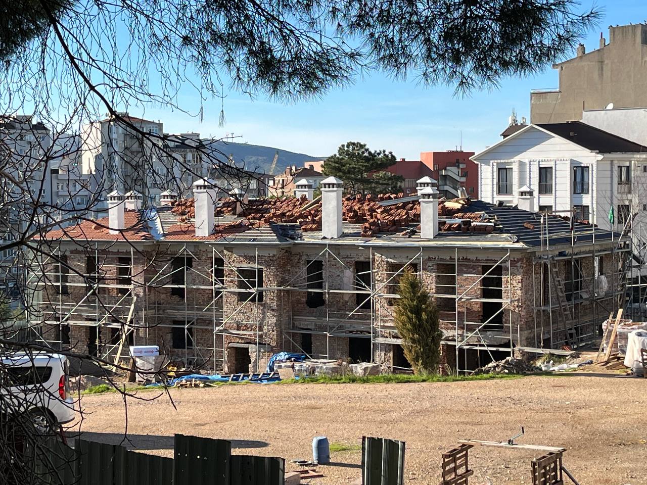 İŞE TERSTEN BAŞLANDI; ÇÜRÜYEN TARİHİ YAPININ ÖNCE ÇATISI YAPILDI