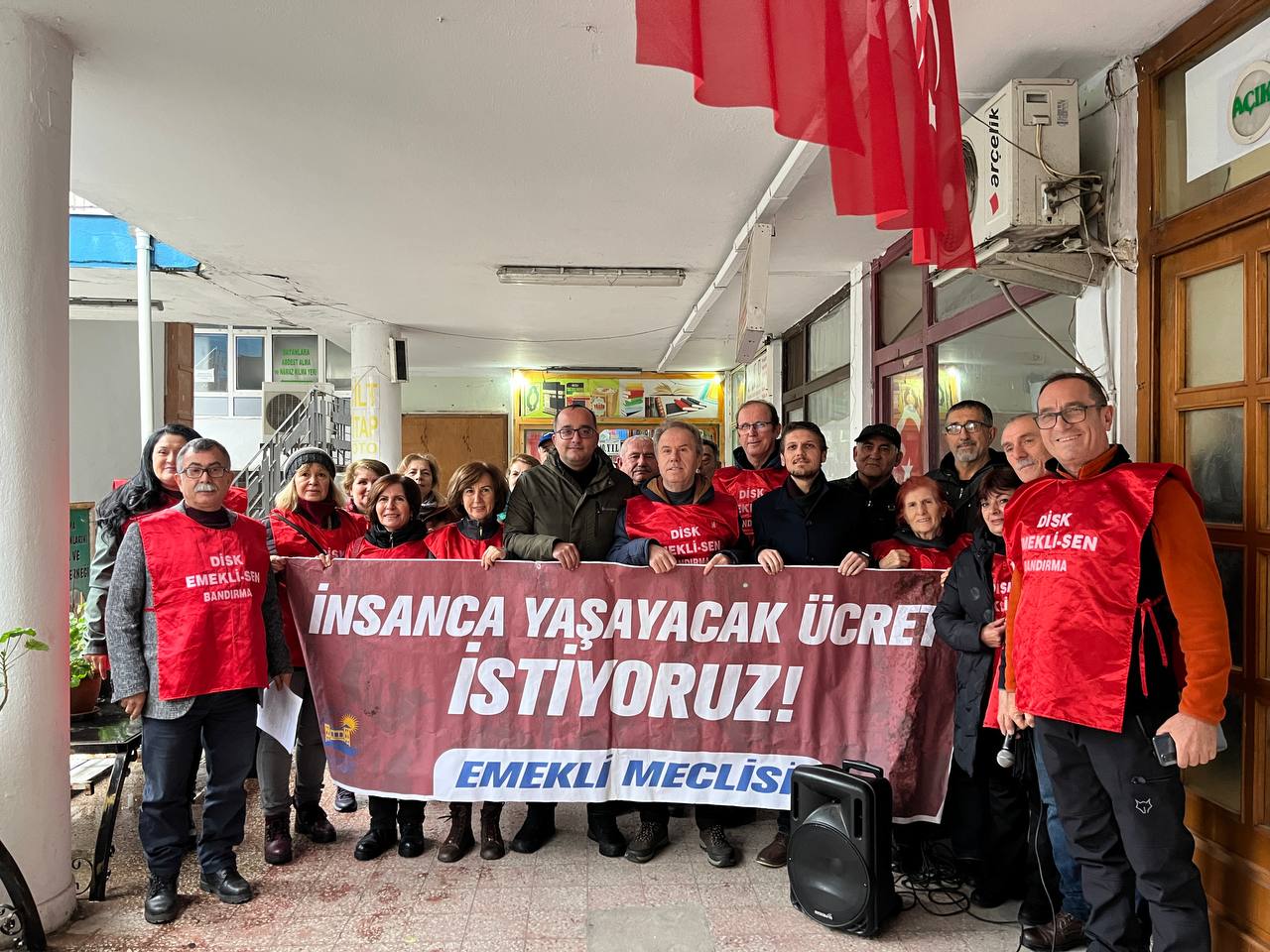 BANDIRMA’DA DİSK EMEKLİ-SEN EMEKLİ MAAŞLARINI PROTESTO ETTİ