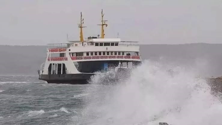 Bandırma ve Erdek’te olumsuz hava koşulları nedeniyle feribot seferleri iptal edildi