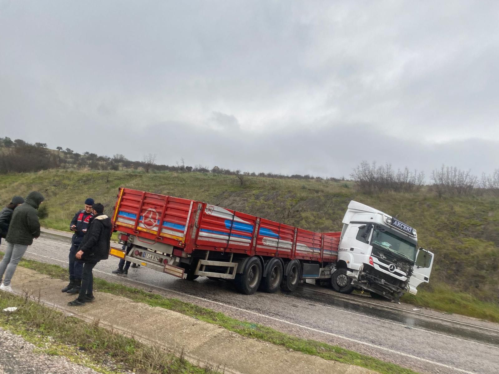 GÖNEN-BANDIRMA KARA YOLU’NDA TIR DEVRİLDİ