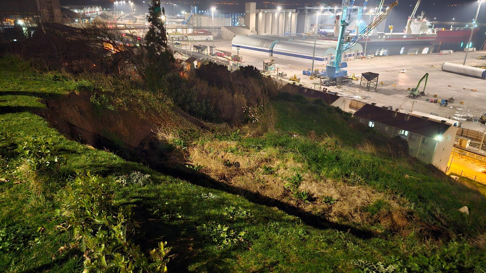 Bandırma Paşabayır Mahallesinde bulunan seyir terasında toprak kayması meydana geldi