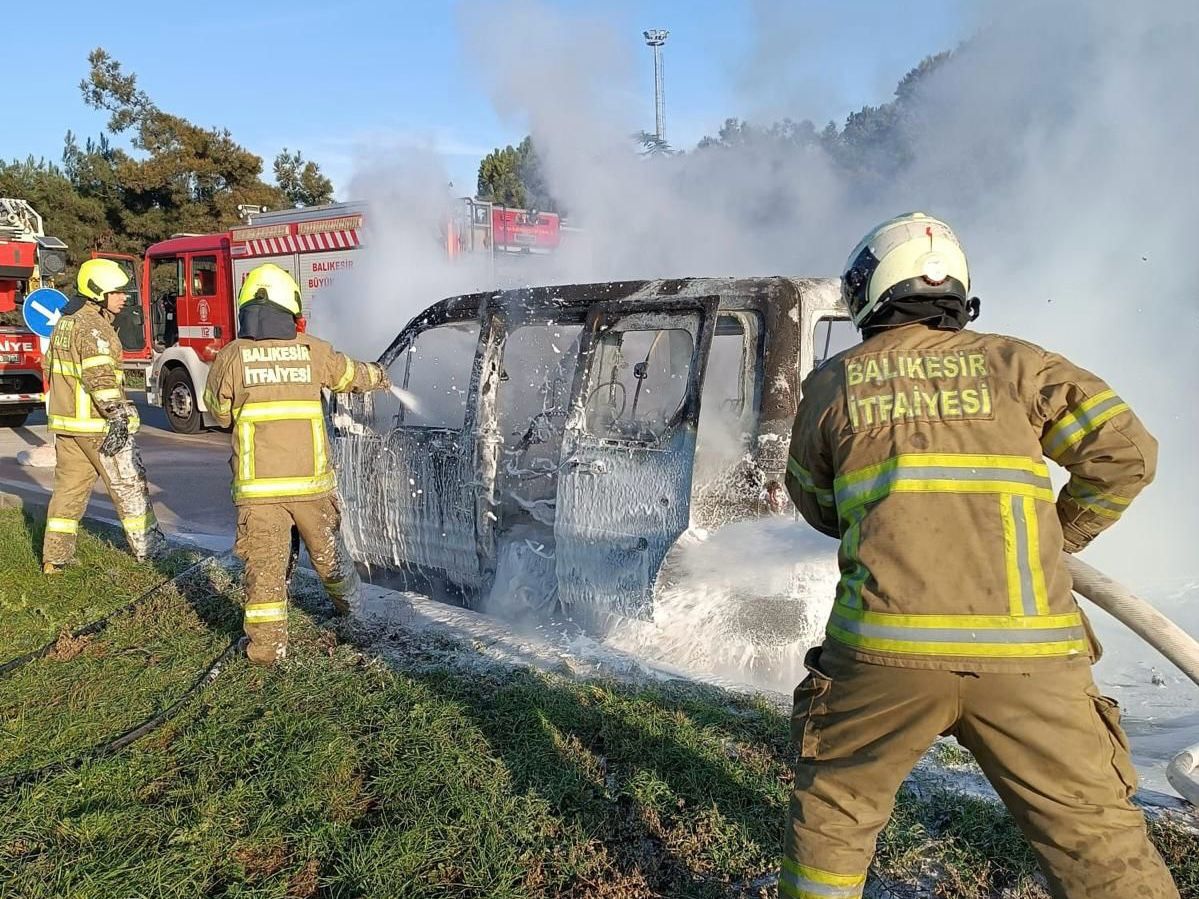 BANDIRMA’DA BELEDİYE ARACI YANDI
