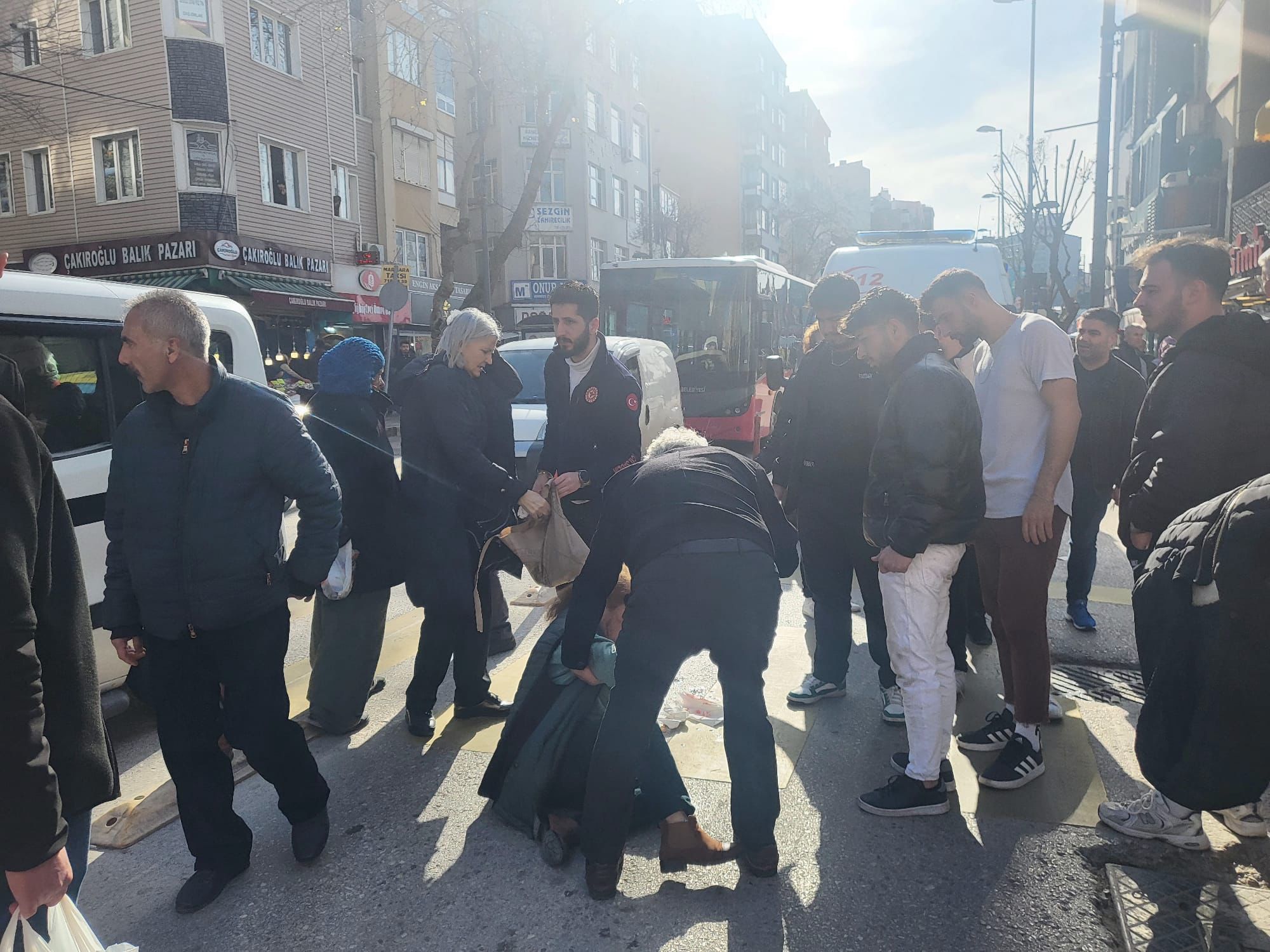MOTOSİKLETLE YAYA GEÇİDİNDEKİ YAYALARA ÇARPTI; 2 KİŞİ YARALANDI