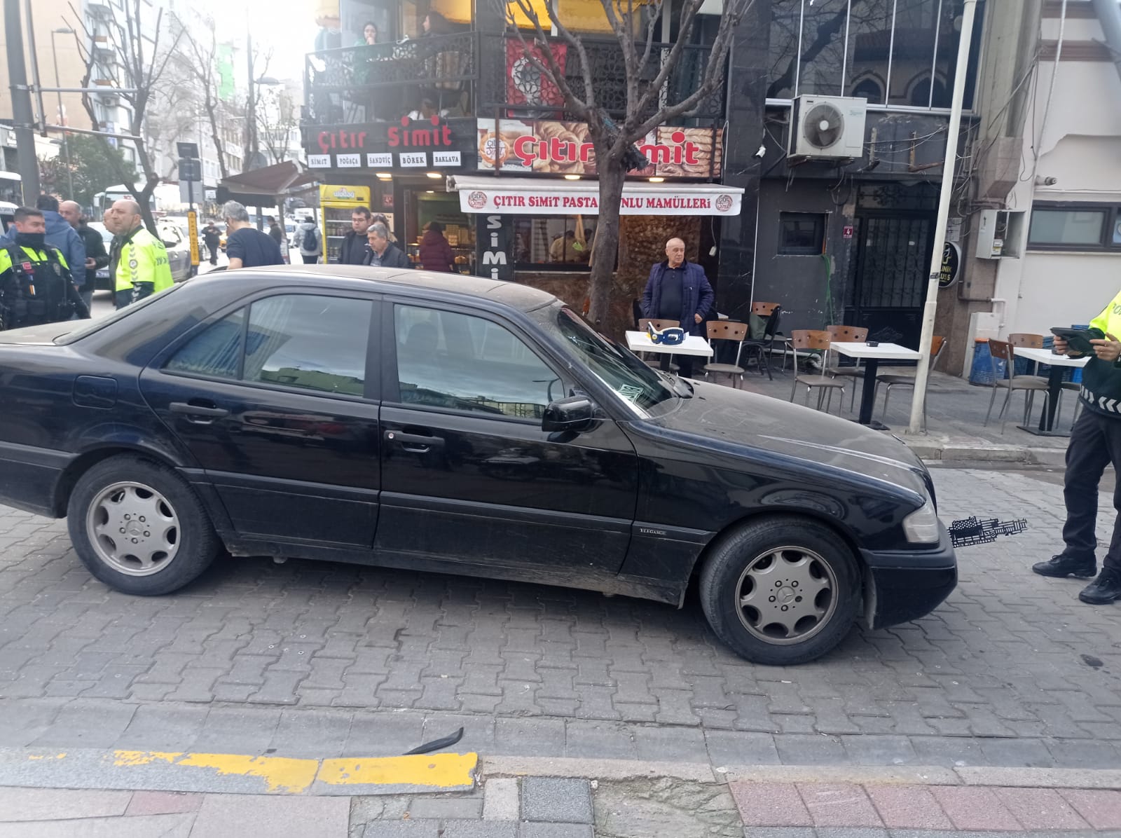 BANDIRMA’DAKİ TRAFİK KAZASINDA MOTOSİKLETTEKİ 2 KİŞİ YARALANDI