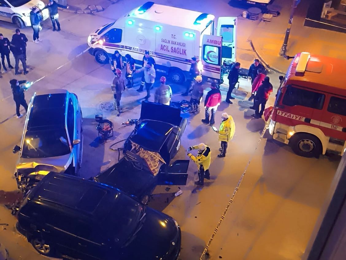 Bandırma’da gece yarısı yaşanan feci trafik kazasında 1 kişi hayatını kaybetti