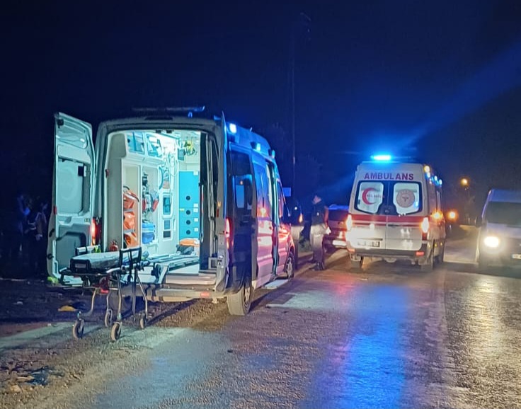 ERDEK’TE TRAFİK KAZASI: 2 KİŞİ YARALANDI
