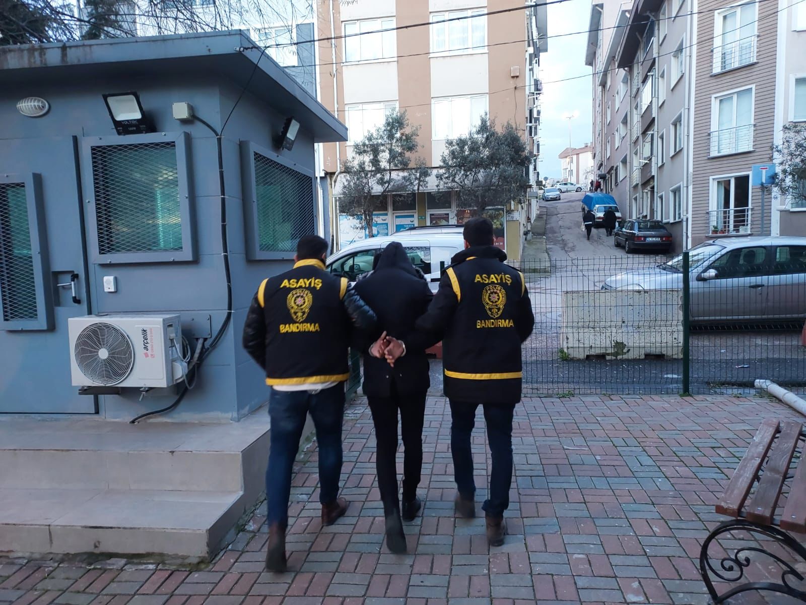 BANDIRMA’DA ARAÇ İÇİNDEN BANKA KARTI ÇALAN HIRSIZ YAKALANDI