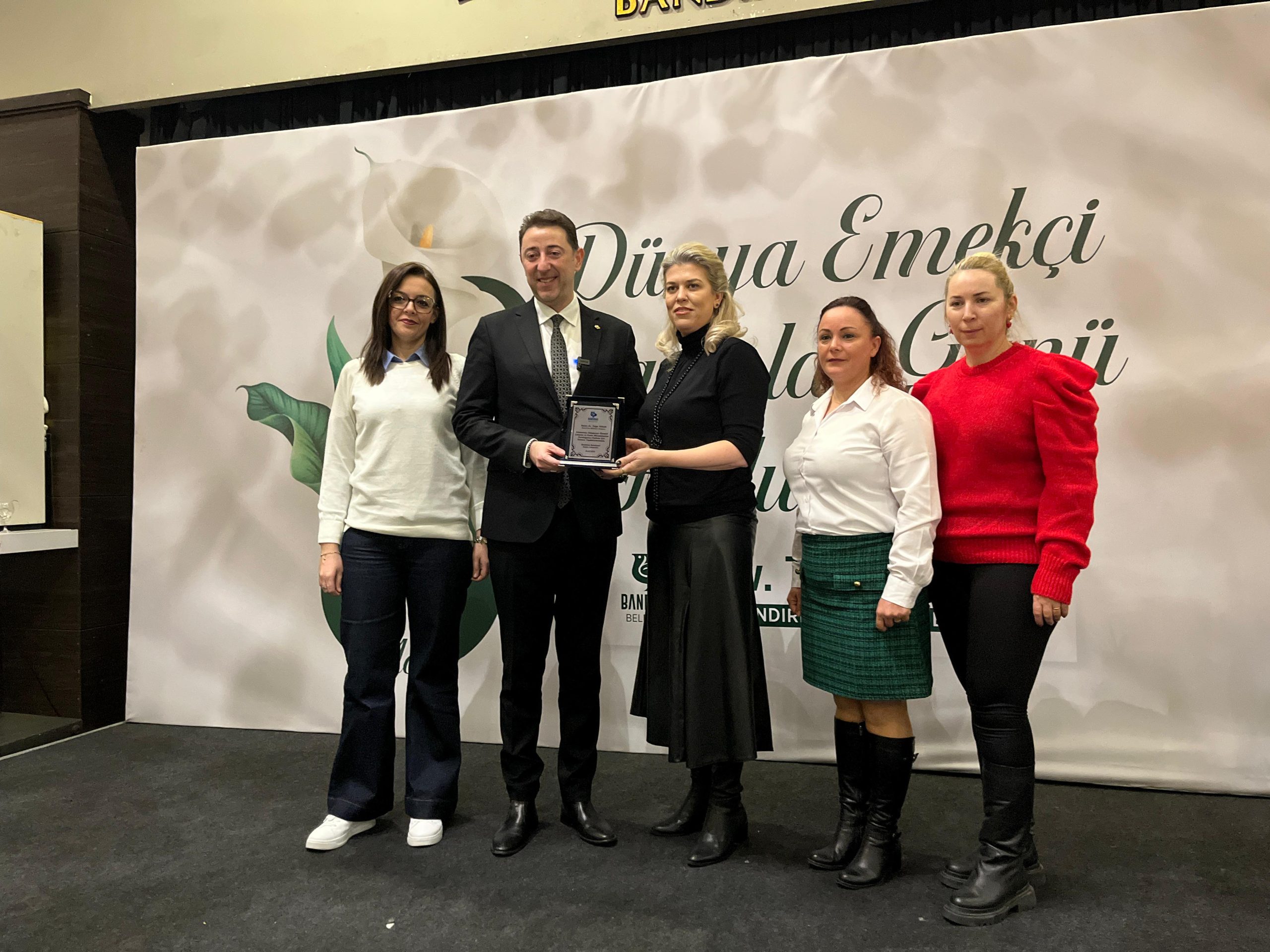 BELEDİYE BAŞKANI TOLGA TOSUN, “KADIN ELİNİN DEĞDİĞİ HER YER GÜZELLEŞİYOR”