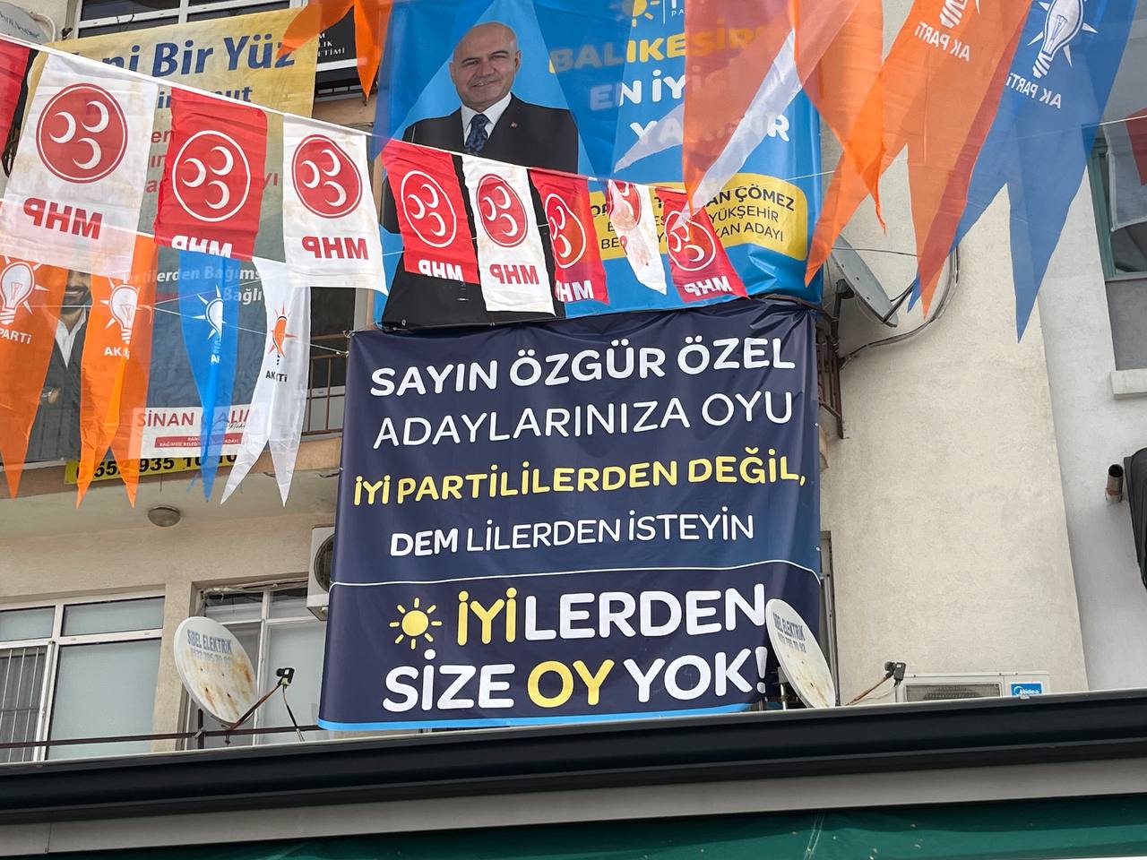 ÖZGÜR ÖZEL’İN BALIKESİR’DE İYİ PARTİ SEÇMENİNDEN OY İSTEMESİNE TURHAN ÇÖMEZ’DEN PANKARTLI YANIT
