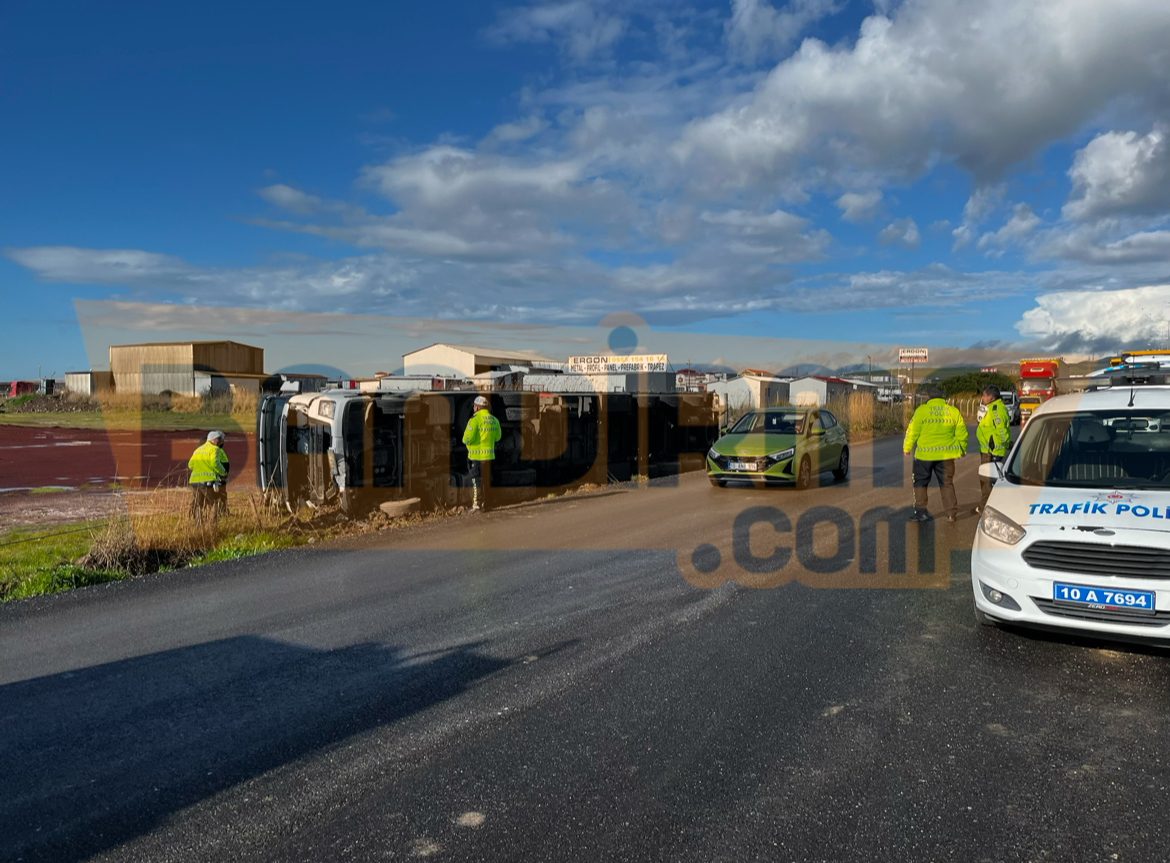 Bandırma Tır Devrildi Sürücüsü Yaralandı
